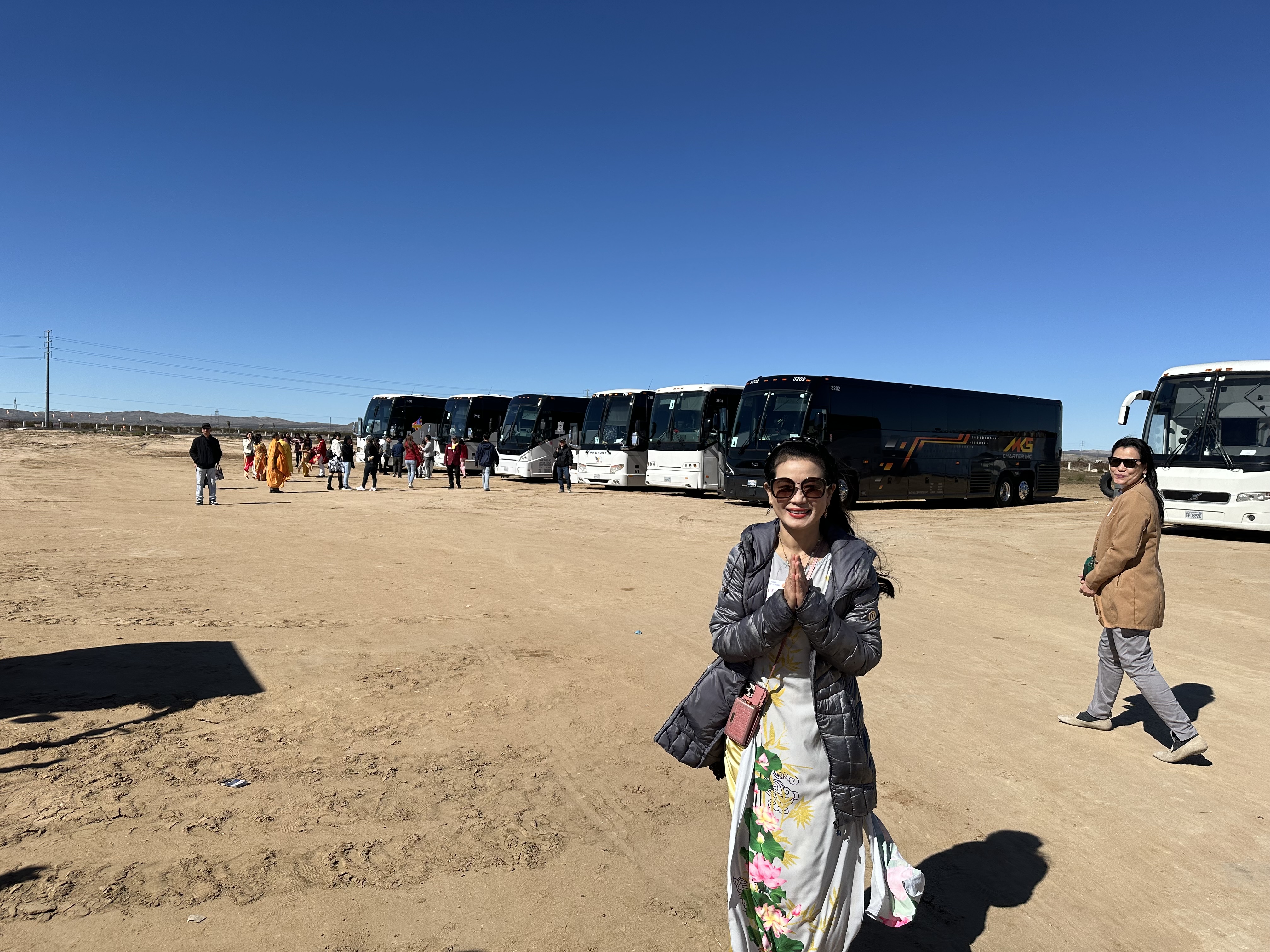 Đoàn xe bus đưa Phật tử từ Orange County đến Thiền Viện Chân Nguyên