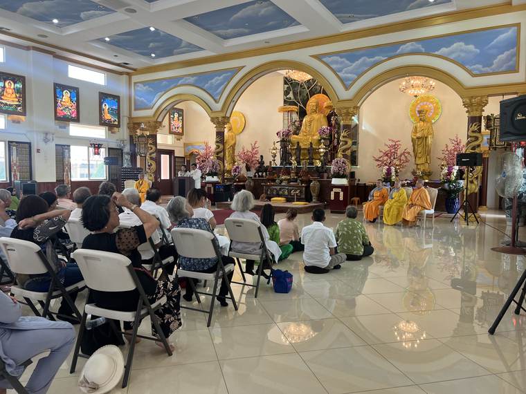 Phật tử vân tập trong chánh điện Thiền Viện Chân Nguyên, Vu Lan 2026
