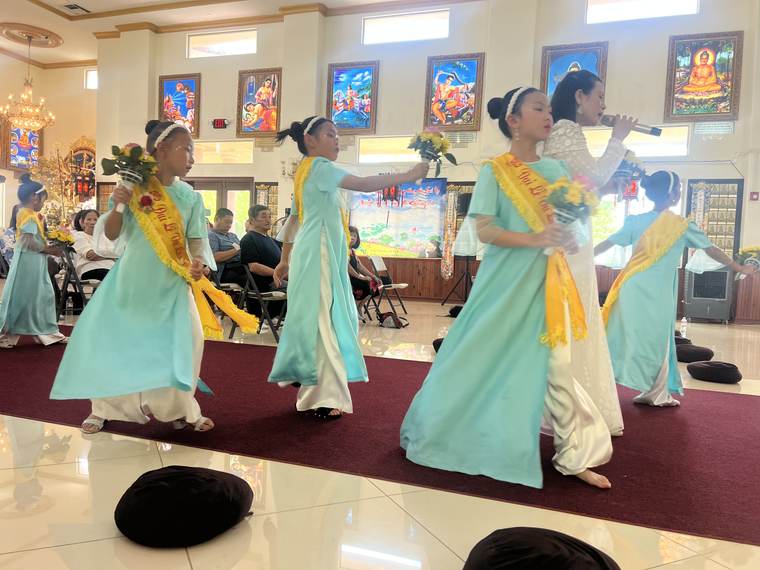 Múa dâng hoa Vu Lan của các em thiếu nhi, Thiền Viện Chân Nguyên 2026